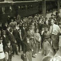 En Estambul, Clärenore Stinnes (derecha) está vestida como un hombre: camisa, corbata, pantalones. (Foto: Archivos Ulf Söderström / Carl-Axel Söderström)